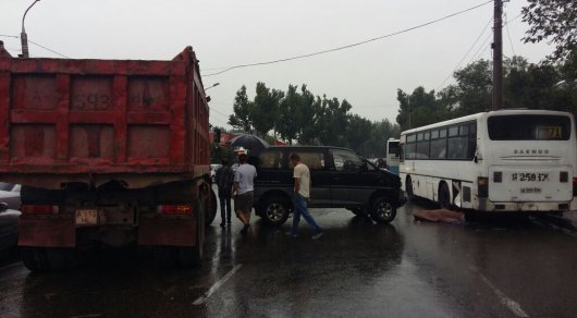 Пешеход погиб в массовом ДТП напротив ТЦ "Мерей" в Алматы