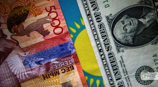 Экономист: Курс нацвалюты мог быть ниже 300 тенге, если бы Нацбанк не скупал доллары