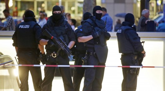 На западе Германии вооруженных мужчина забаррикадировался в кафе