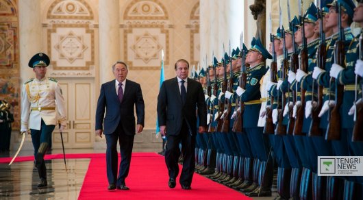 Нурсултан Назарбаев и Наваз Шариф во время встречи в Акорде. Фото Турар Казангапов ©