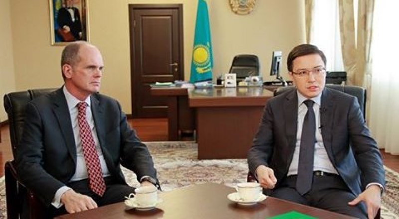Глава миссии МВФ в Казахстане Марк Хортон и председатель НБ РК Данияр Акишев. Фото предоставлено пресс-службой НБ РК.