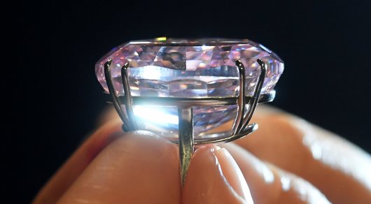 Самый дорогой в мире бриллиант продадут на аукционе 8