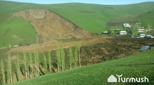 24 человека находятся под сошедшим оползнем на юге Кыргызстана - МЧС