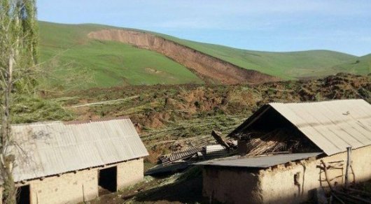Оказавшиеся под оползнем на юге Кыргызстана 24 человека погибли - МЧС