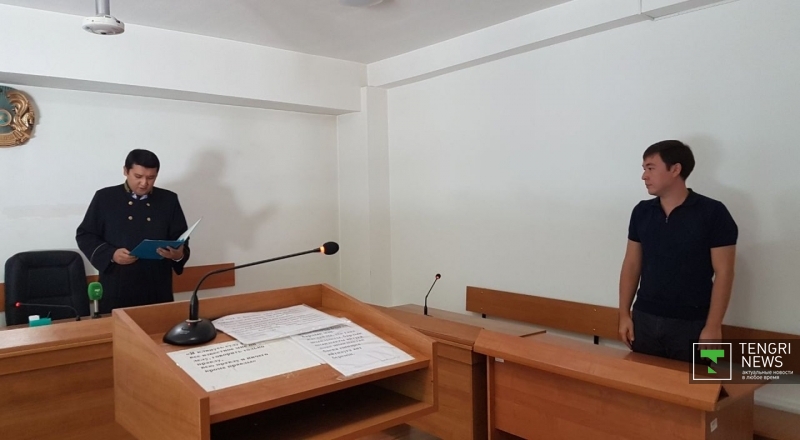 Судья Куаныш Арипов выносит приговор в отношении Алмата Шаймердена. Фото Tengrinews.kz