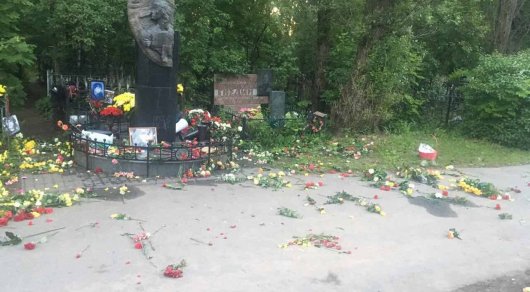 Вандалы устроили погром на могиле Виктора Цоя