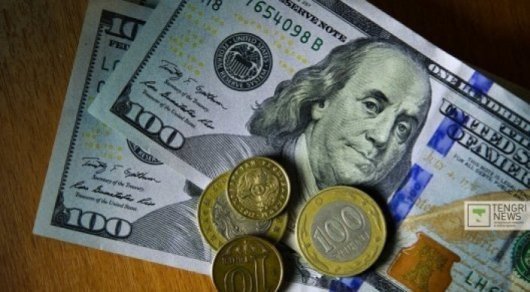 Спрос среди казахстанцев на доллары в мае вырос на 47 процентов - исследование
