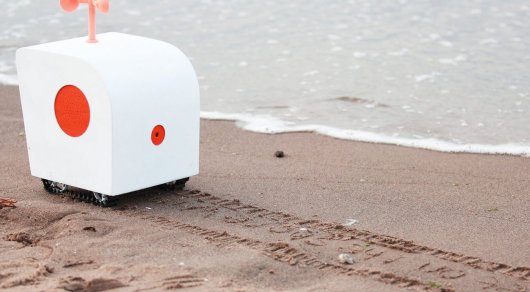 Романтичный робот слушает чаек и пишет стихи на песке
