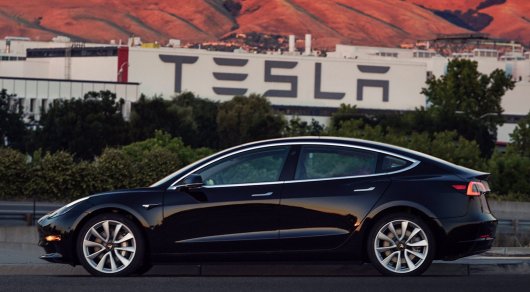 Илон Маск опубликовал фото первой Tesla Model 3 и назвал ее стоимость