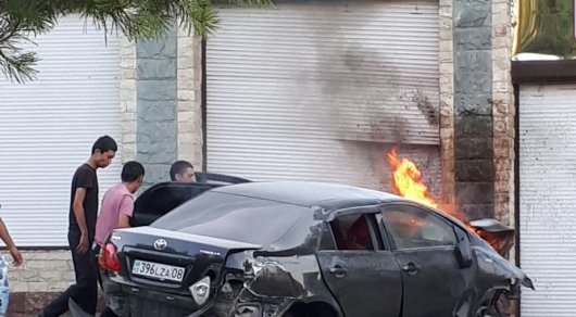 Автомобиль в Таразе врезался в торговый центр: один пассажир погиб