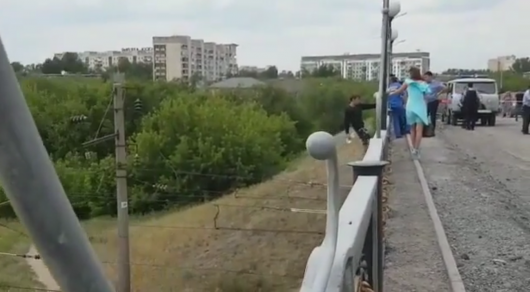 Прокурора и журналистов требовал парень, угрожая сброситься с моста в Караганде