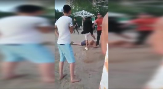 Участники драки на Сайране били лежащего по голове: В Сети появилось новое видео