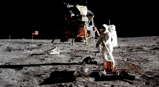 Лунную пыль, собранную Армстронгом, выставят на торги