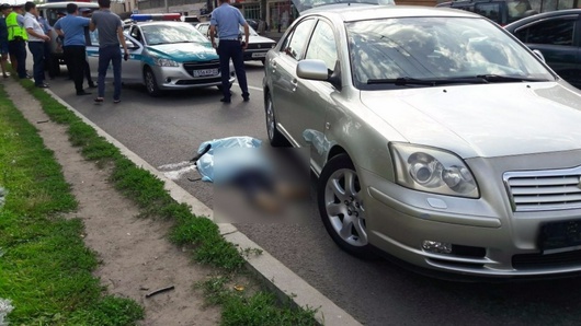 В Алматы автомобиль насмерть сбил женщину