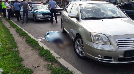 Сбивший насмерть женщину в Алматы водитель BMW водворен в ИВС