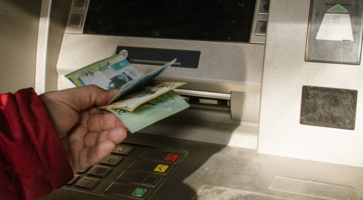 Ситуацию со снятием наличных в банкоматах объяснили в Halyk и Qazkom