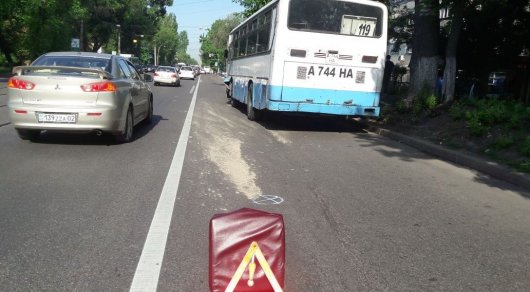 Автобус врезался в частное такси в Алматы