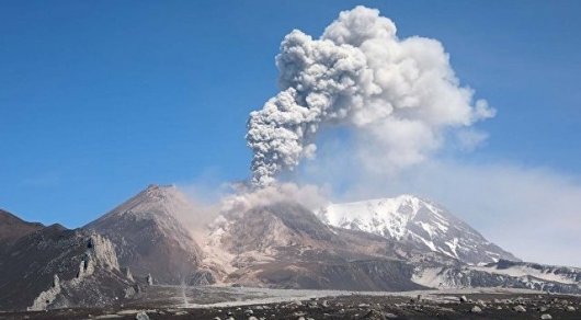 Вулкан на Камчатке выбросил столб пепла на 12 тысяч метров