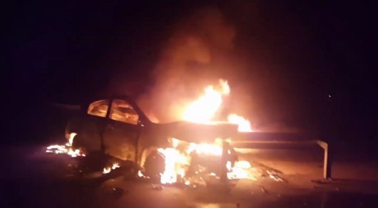Машина службы такси сгорела на трассе Астана - Караганда