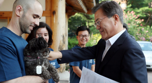 Президент Южной Кореи взял из приюта собаку, спасенную от съедения