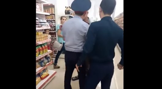 В ДВД изучают видео с грубым поведением полицейского в супермаркете Темиртау