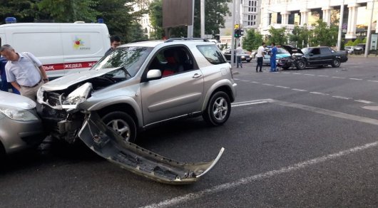 Девушка на Toyota RAV 4 столкнулась с двумя машинами в центре Алматы