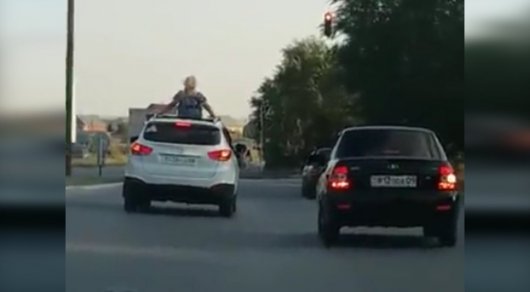 Девушка прокатилась по улицам Темиртау на крыше авто