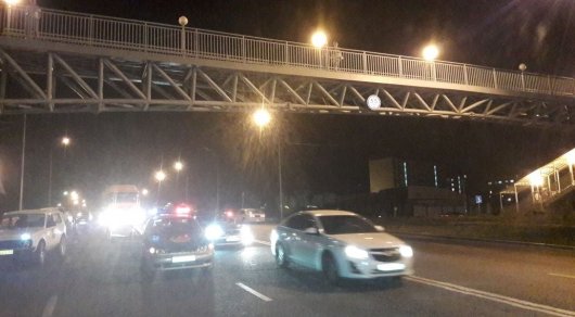 Упавшую с пешеходного моста девушку переехало авто в Алматы