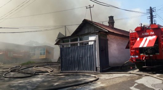 Складские помещения горят в Алматы
