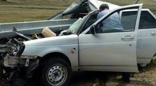 Отбойник прошил авто насквозь в Алматинской области: люди чудом остались живы