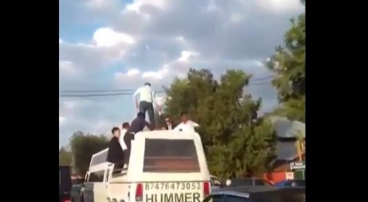 Видео с парнем на крыше Hummer набирает популярность в Казнете