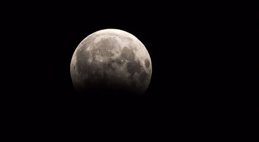 Фото и видео лунного затмения массово выкладывают в Сеть
