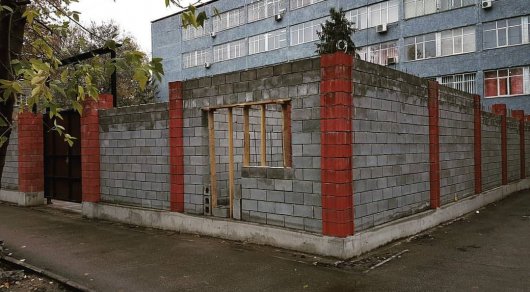 Алматы без заборов: снесут ли ограждения возле зданий РУВД