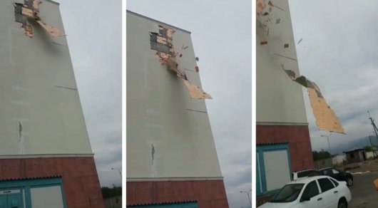 Облицовка нового дома рухнула на авто в Алматы