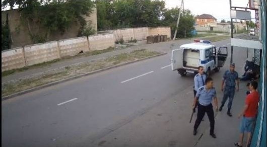 Драка полицейских и задерживаемых попала на видео в Павлодаре