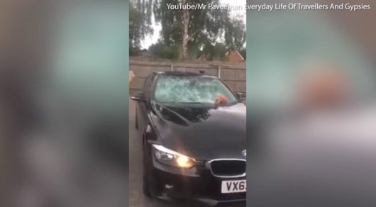 Женщина разбила кувалдой BMW изменившего ей мужа