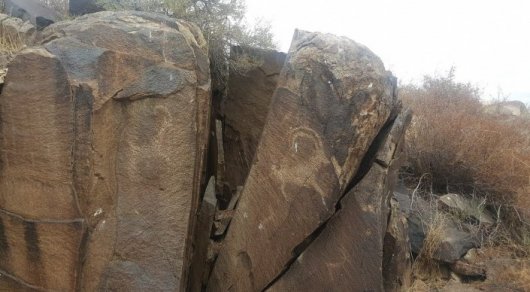Скалы с древними петроглифами находятся в частной собственности - акимат Алматинской области