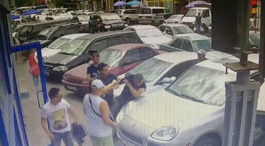 Мужчину избили из-за парковочного места на рынке в Алматы