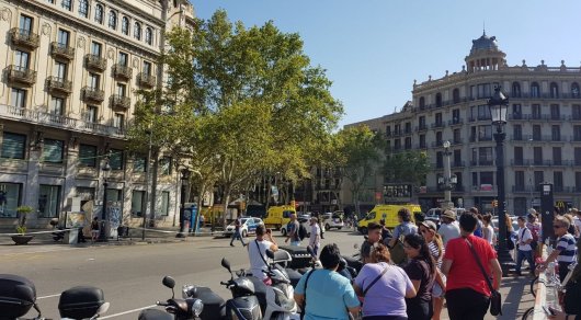 Теракт в Барселоне: автомобиль въехал в толпу людей
