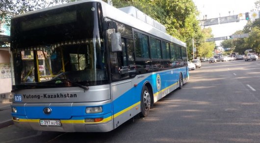 Автомобиль "подрезал" автобус в Алматы: пострадали четыре пассажира