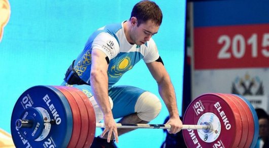 Тяжелоатлет Уланов принес Казахстану третье "золото" Универсиады
