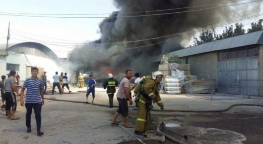 Больше часа тушили пожар в одном из складов на рынке в Шымкенте