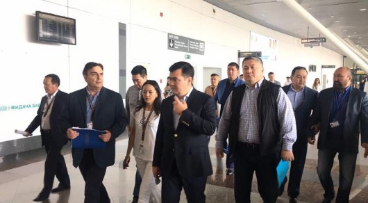 Женис Касымбек и Асет Исекешев провели совещание в аэропорту 