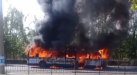 Пассажирский автобус сгорел дотла в Павлодаре
