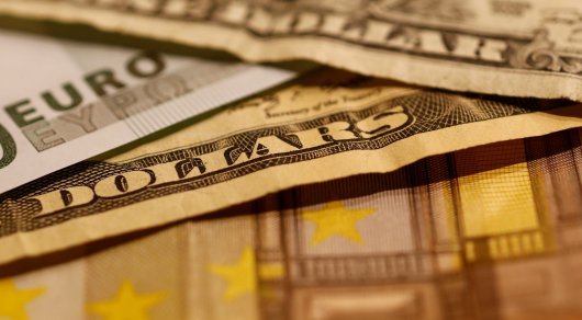 В июле казахстанцы активно скупали доллары и евро - исследование