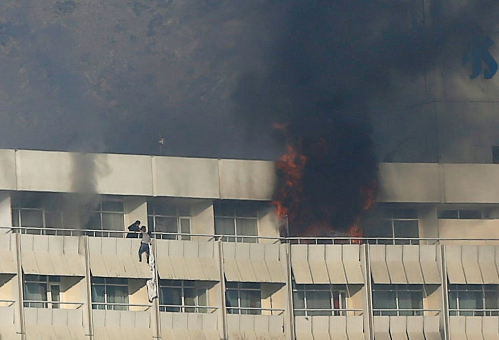Атака талибов на гостиницу Intercontinental в Кабуле. © Reuters
