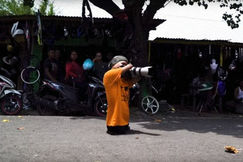 Кадр из видео The Photographer Capturing Indonesia With No Hands or Legs