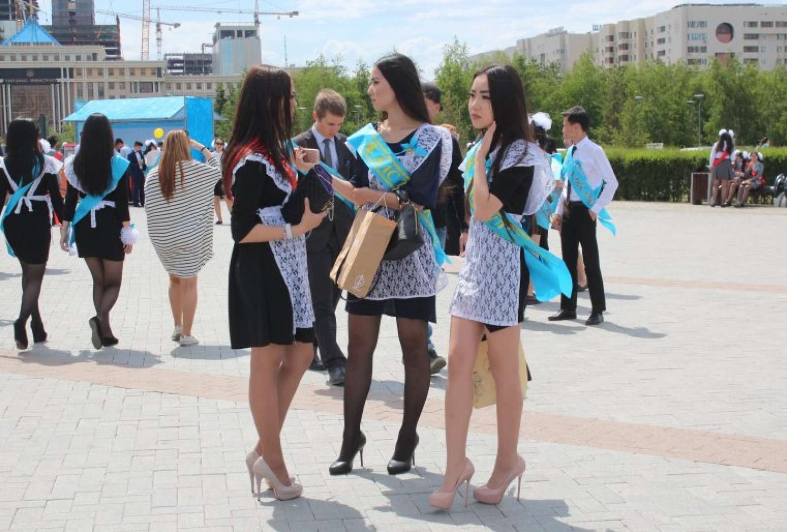 Студентки выпускницы снимают мантии