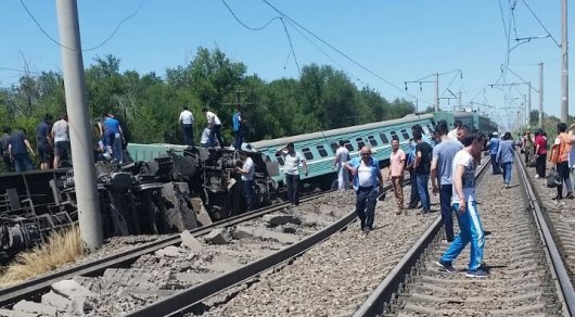 В Казахстане пассажирский поезд сошел с рельсов. не обошлось без жертв