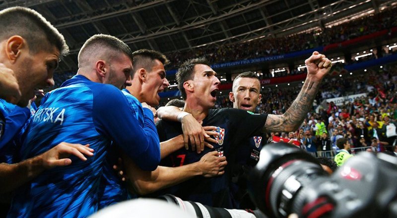 Футболисты сборной Хорватии празднуют победу в полуфинале ЧМ-2018 над англичанами. © championat.com